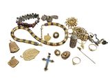 un assortiment de bijoux comprenant une croix, un collier et d'autres articles