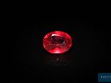 des rubis rouges sur un fond noir