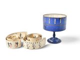 trois bols et une tasse posés sur une table