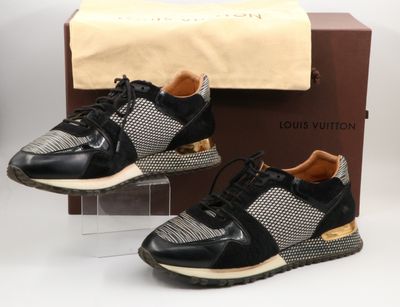 paire de baskets Louis Vuitton noires et dorées, avec leur boîte