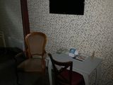 une petite table avec deux chaises devant un téléviseur à écran plat