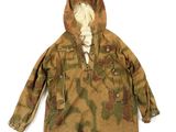un gros plan d'une veste de camouflage sur fond blanc