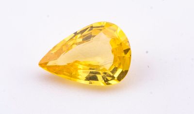 un saphir jaune sur un fond blanc
