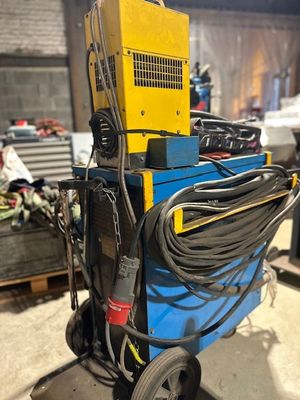 une photo d'une machine posée sur un chariot