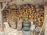 un tas de bois à côté d'un tas de seaux