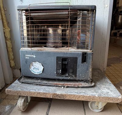 un vieux radiateur à gaz posé sur un chariot