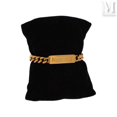 un sac en velours noir avec une ceinture à chaîne dorée et un sac en velours noir avec une ceinture à chaîne dorée et un sac en velours noir avec une ceinture à chaîne dorée et un sac en velours noir