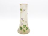 un vase en verre orné de fleurs peintes sur fond blanc