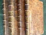 deux vieux livres sont empilés sur une table