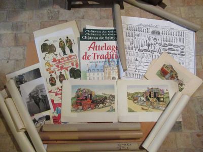 une pile de vieux livres posés sur une table