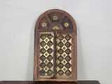 une étagère en bois surmontée d'un miroir