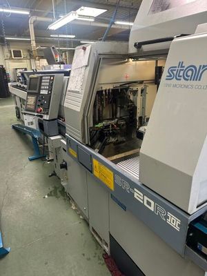 une machine qui se trouve à l'intérieur d'un bâtiment
