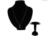 ensemble collier et boucles d'oreilles présenté sur un mannequin devant un fond blanc
