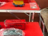 de nombreux types de trains jouets différents exposés dans un magasin