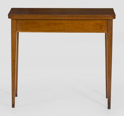 une petite table avec un plateau en bois sur fond blanc