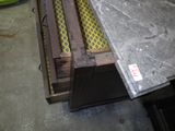 un tiroir qui contient tout un tas d'objets