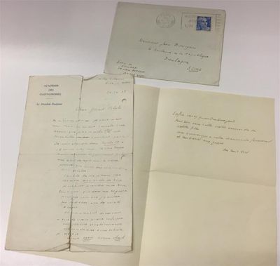 Trois vieilles lettres et leurs enveloppes sont posées sur une table