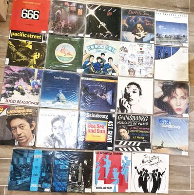 il y a beaucoup de CD par terre dans cette pièce
