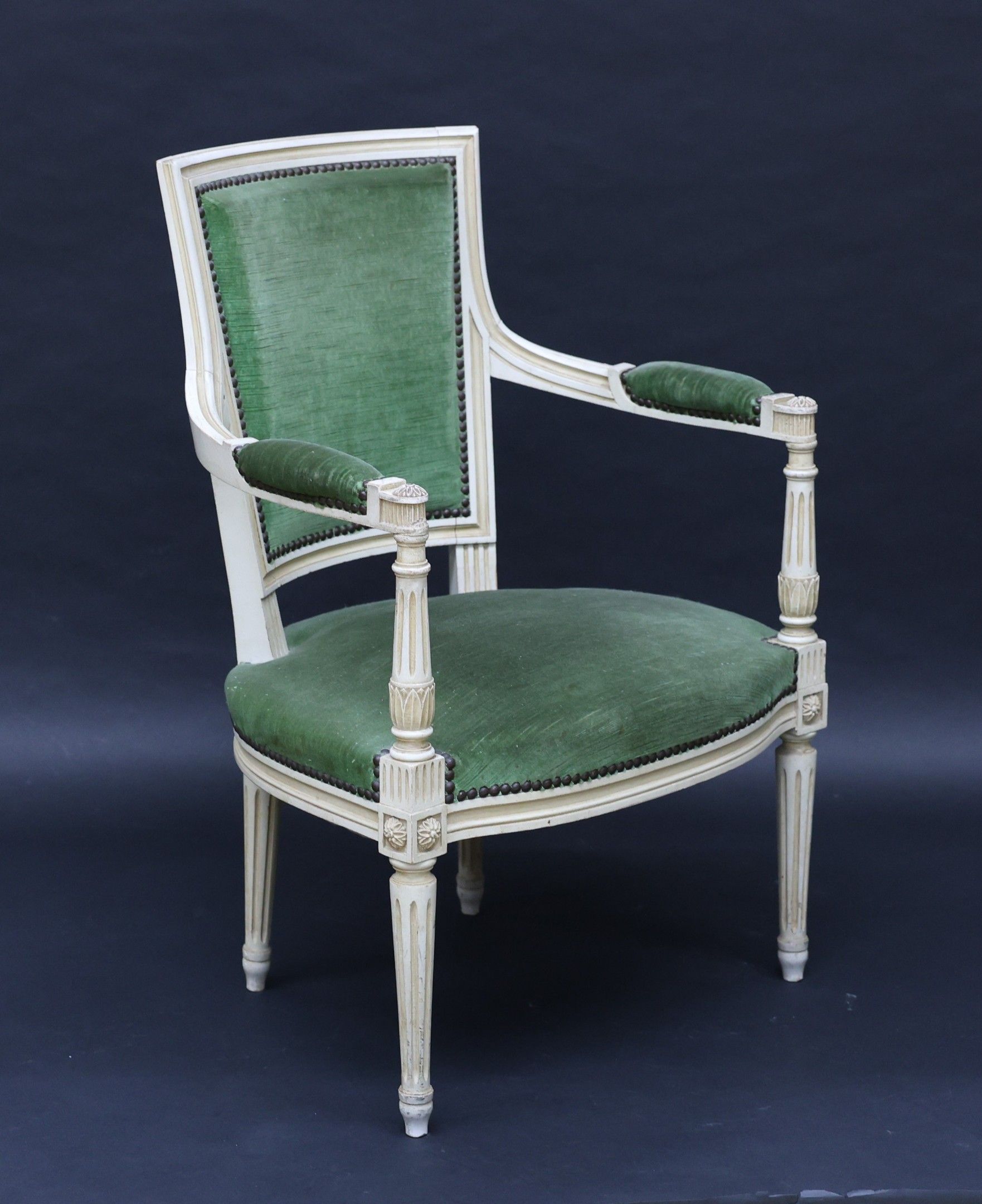 Fauteuil à dossier cabriolet en bois laqué blanc, consoles d…