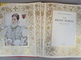 un livre ouvert sur lequel figure l'image d'une femme en robe