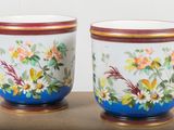 deux tasses ornées de fleurs, posées sur une table