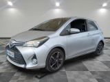 La Toyota Yaris argentée est garée sur un sol à damier.