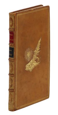 un vieux livre orné d'un motif doré sur la couverture