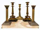 trois bougies posées sur une table