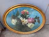 une photo d'un tableau représentant des fleurs dans un vase posé par terre