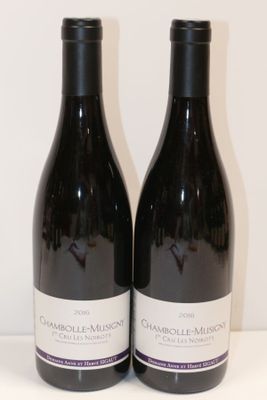 deux bouteilles de vin posées l'une à côté de l'autre sur une table