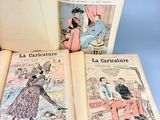 Trois livres sont ouverts sur une surface bleue ; l'un d'entre eux comporte l'image d'une femme en robe, et l'autre celle d'un homme en homme