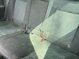 une photo d'un siège auto sale à l'arrière d'un camion