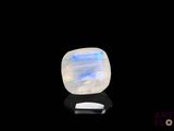 une pierre blanche et bleue sur une surface noire