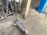 une photo d'un garage avec des outils par terre