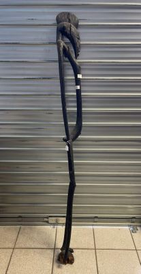 une sculpture représentant un oiseau perché sur un poteau devant la porte d'un garage