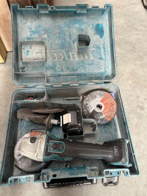 une boîte à outils avec des outils à l'intérieur sur le sol
