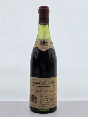l'image d'une bouteille de vin posée sur une table