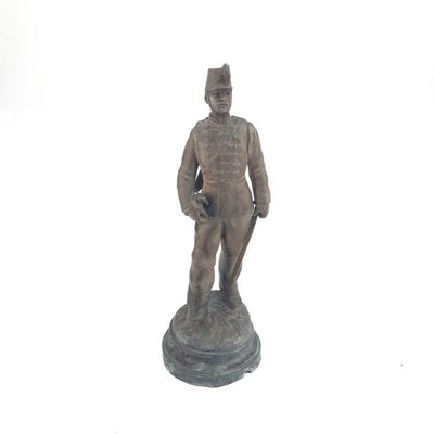une statue représentant un homme debout sur un socle