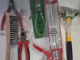 de nombreux outils différents posés sur une table