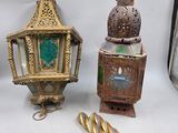 Trois types différents d'objets décoratifs sont exposés sur une surface blanche