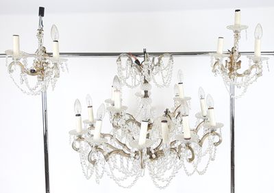 un lustre suspendu au plafond