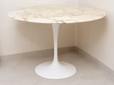 une table en marbre dans un coin de la pièce