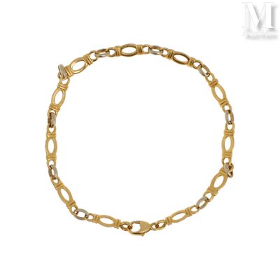gros plan d'un bracelet en or sur fond blanc