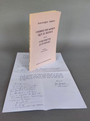 un livre posé sur une feuille de papier