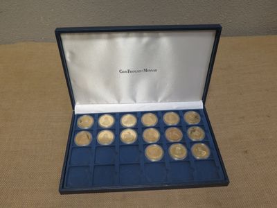une image représentant une boîte de pièces d'or posée sur une table