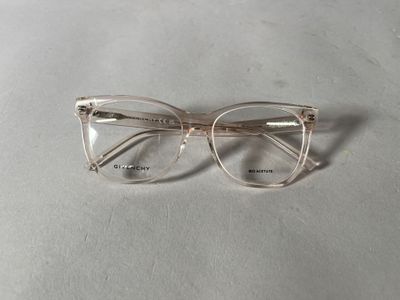 gros plan d'une paire de lunettes sur une surface blanche