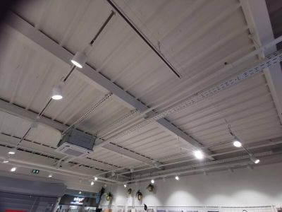 une grande pièce avec de nombreux luminaires au plafond