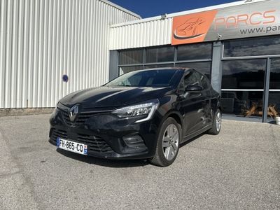 une voiture noire garée devant un bâtiment