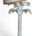 une lampe de table blanche avec un abat-jour beige