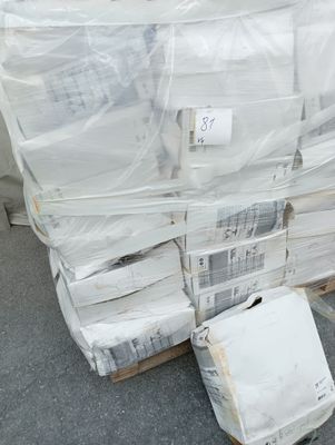 une pile de journaux posée sur une palette